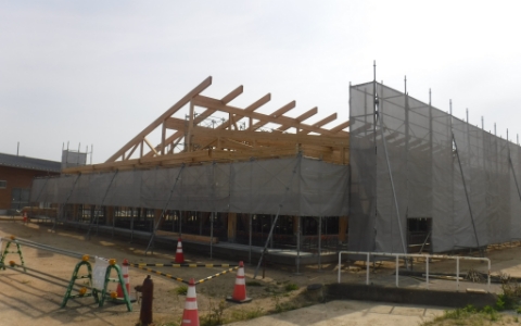 柱、壁、屋根をつくる様子の写真