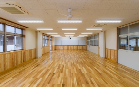 建物を仕上げる様子の写真