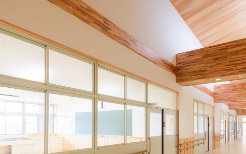 建物を仕上げる様子の写真