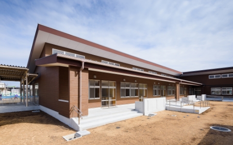 建物周辺を整備する様子の写真