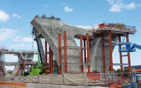 橋台・橋脚をつくる様子の写真
