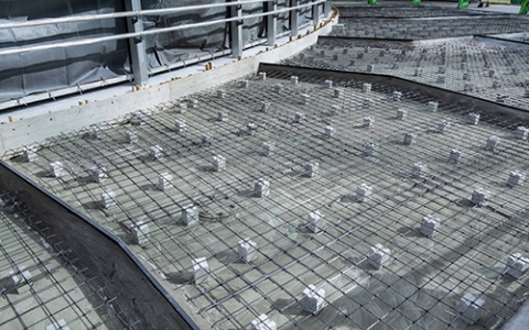 床版（しょうばん）を設置する様子の写真