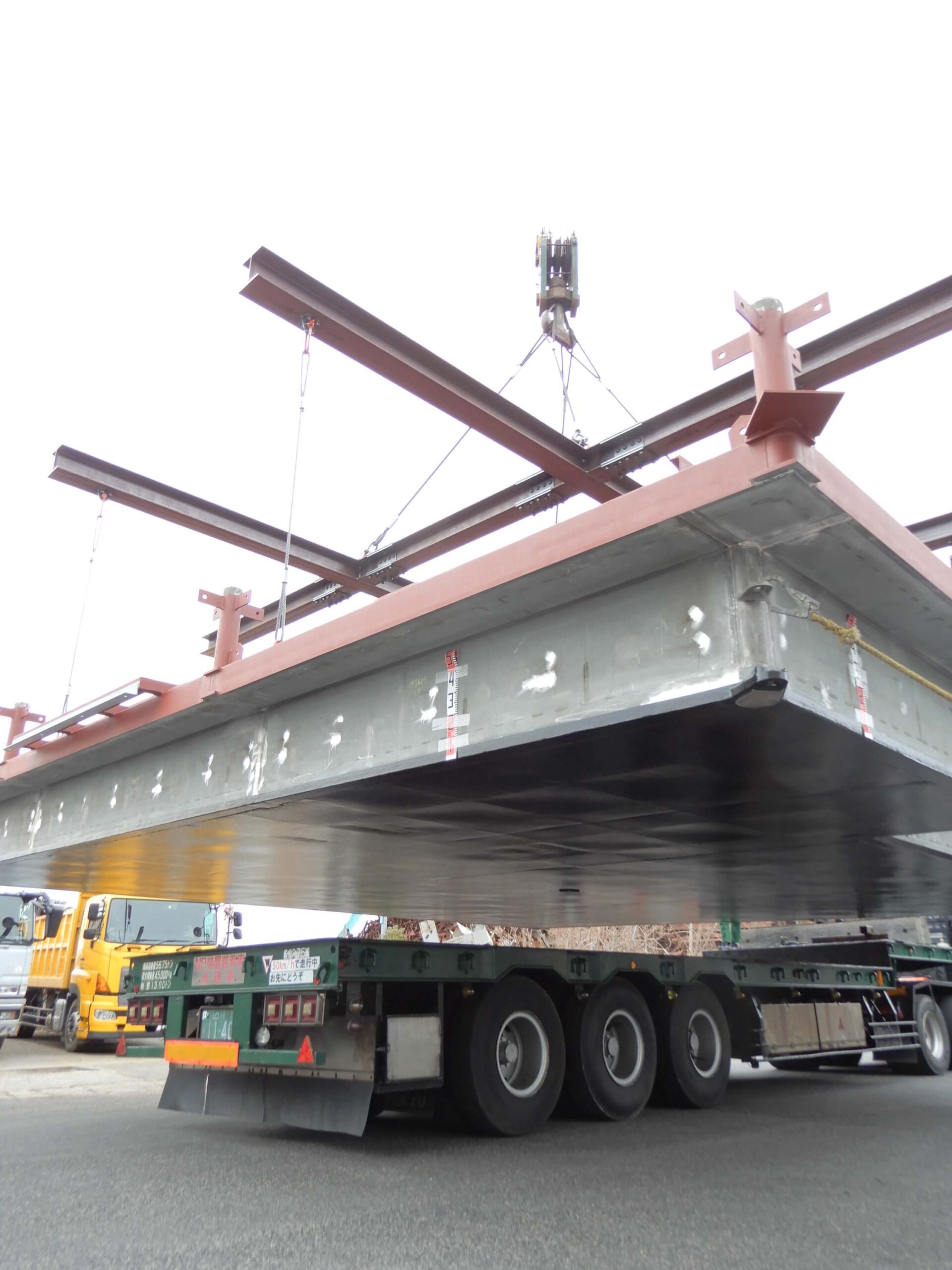 某美術館水に浮かぶ展示室台船の写真