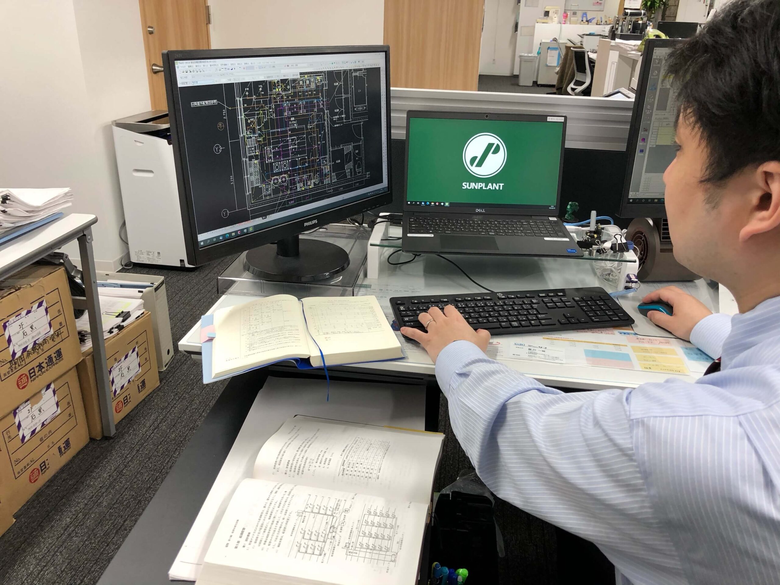 事務所で施工図等の書類作成の写真