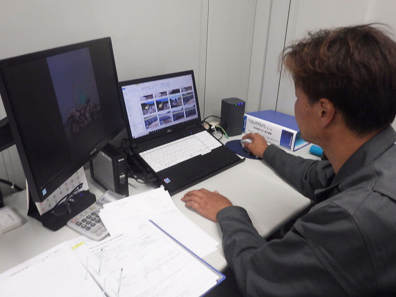 工事再開、終業時打合せ、退勤の写真