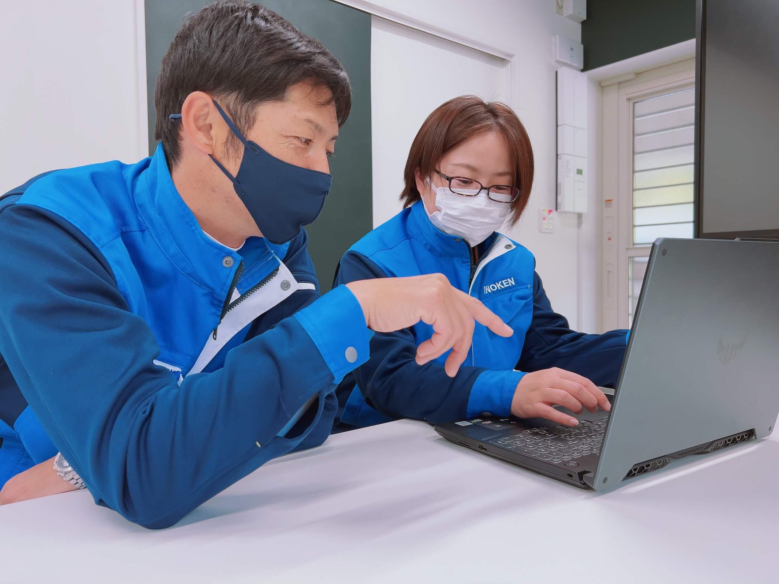 総務部(工事関係・経理・SNS広告宣伝等)の写真