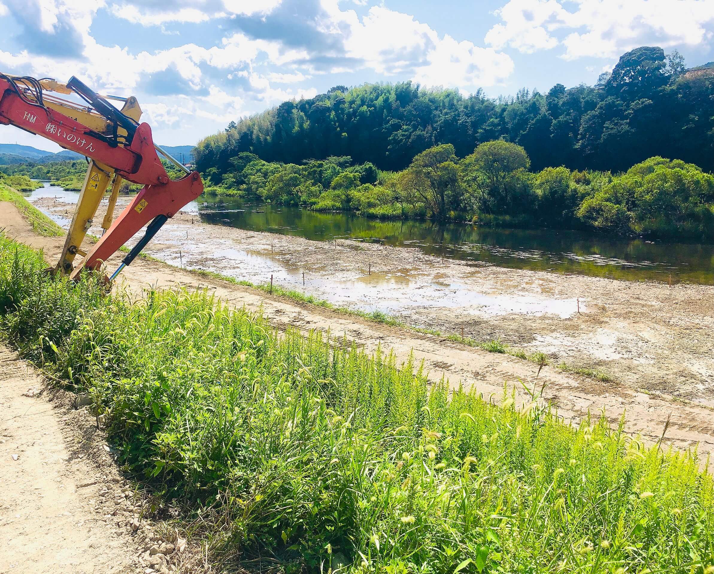 川の氾濫(はんらん)を防ぐための川の泥のけ工事の写真