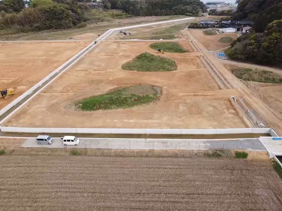 田んぼや水路を作る工事の写真