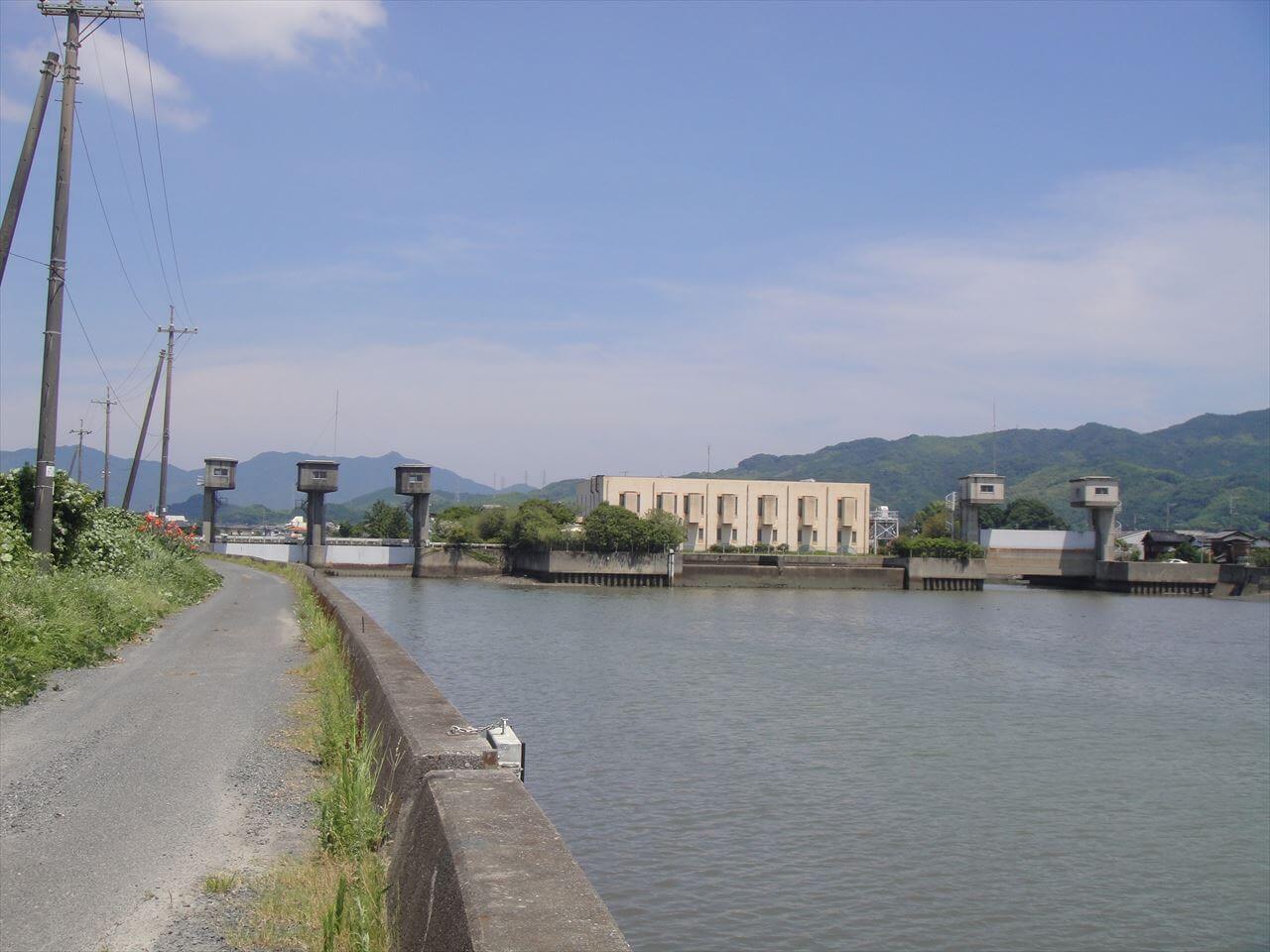 高潮排水機場 機械設備整備工事 排水機場全景の写真