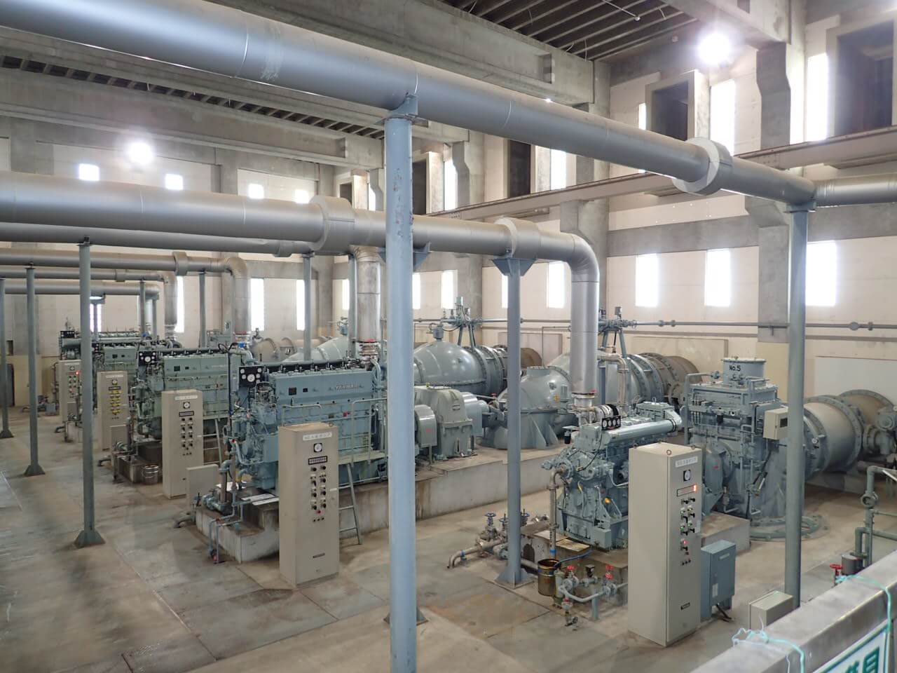 高潮排水機場 機械設備整備工事 排水ポンプ室全景の写真