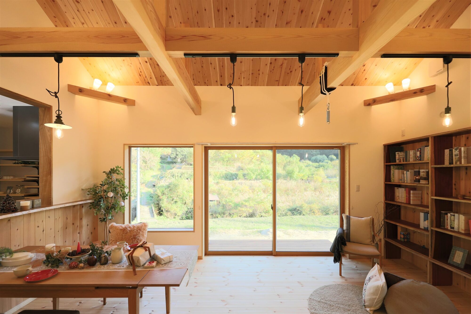 自然木で彩られた平屋の写真