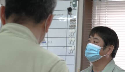 始業、九動事務所内での朝礼の写真