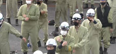 発電所内の合同朝礼、ラジオ体操の写真