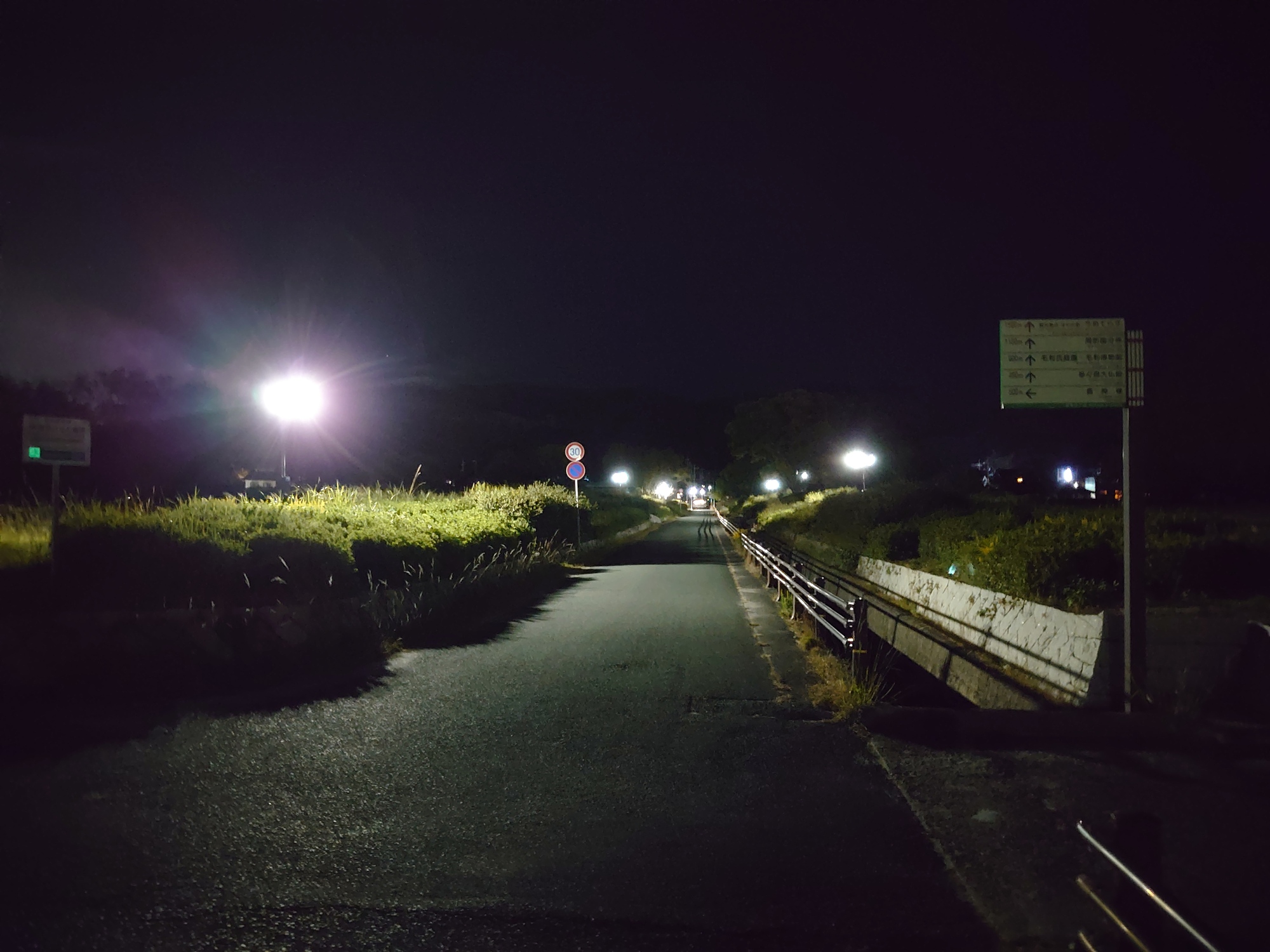 ソーラーLED街灯（夜）の写真