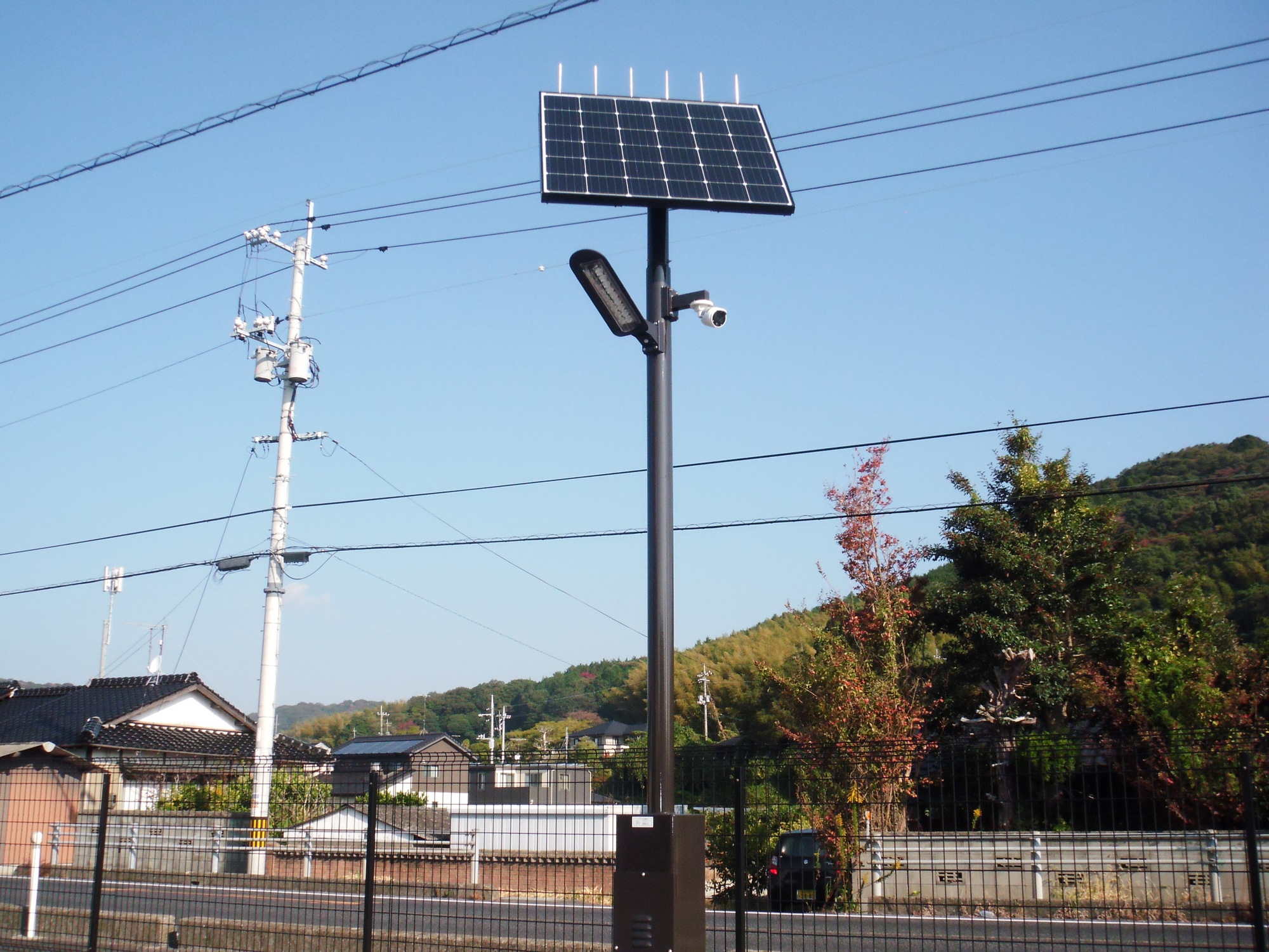 ソーラーLED街灯（昼）の写真