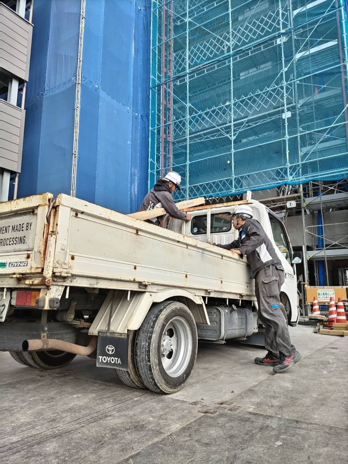 現場へ出発の写真