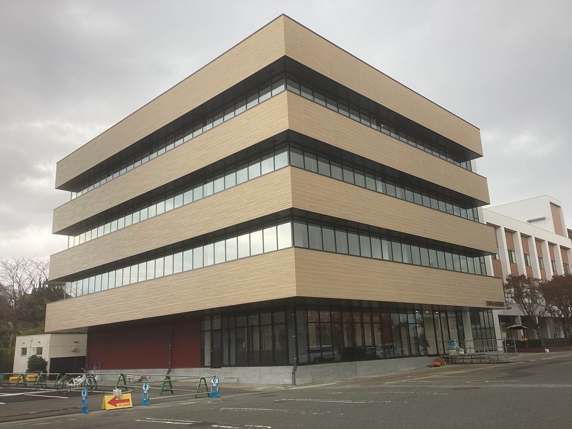 下関市立大学データサイエンス学部棟の写真