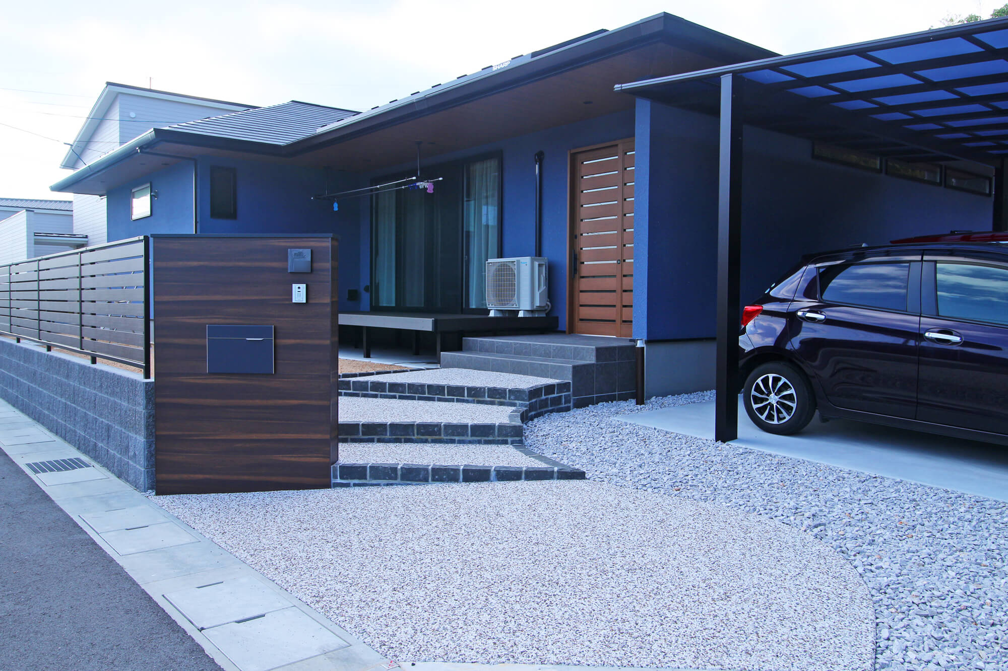 曲線を描くこだわりのアプローチの写真