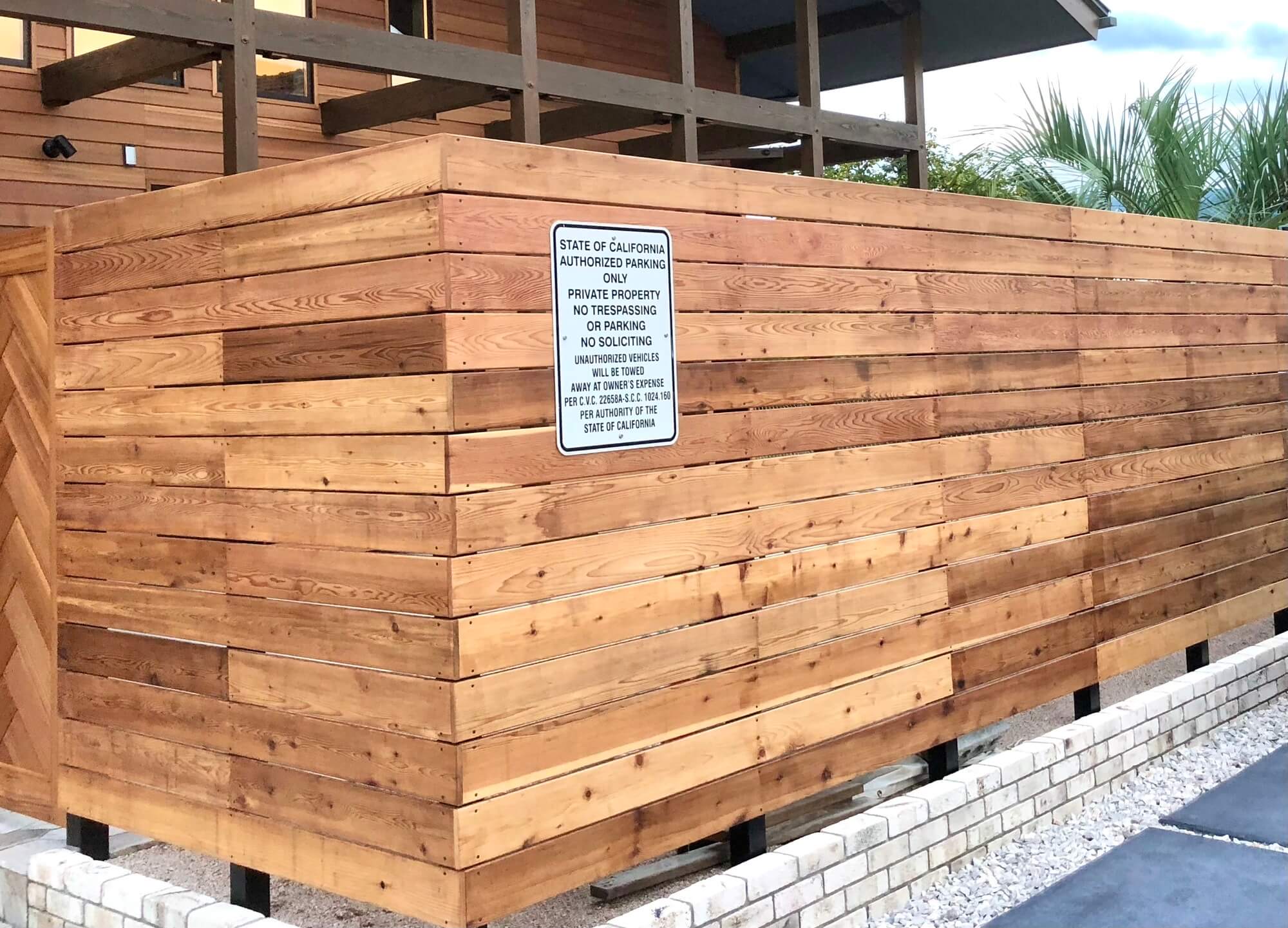 コレットの職人がおススメする天然木フェンスの写真