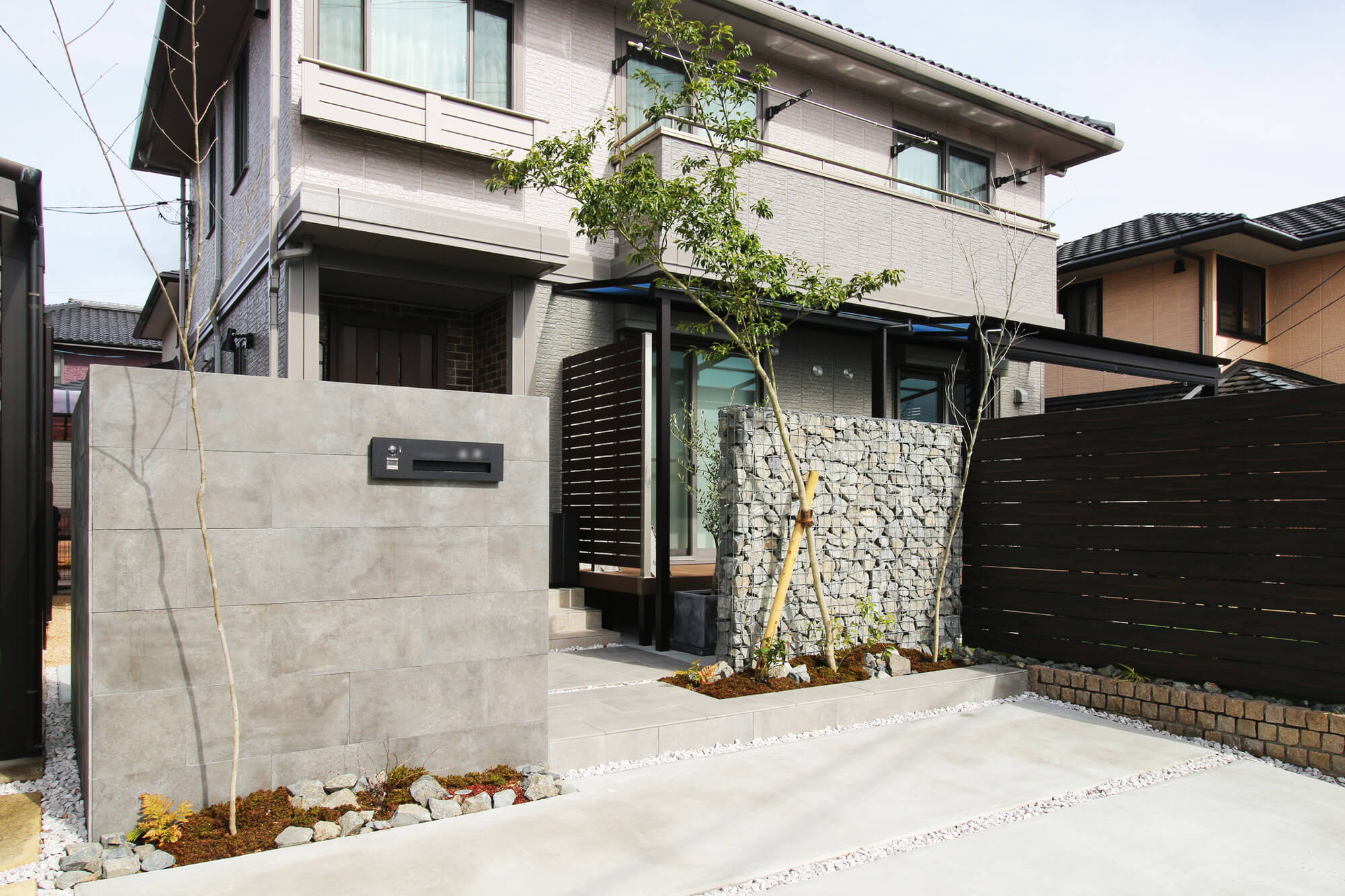 こだわり満載のセミクローズ外構の写真