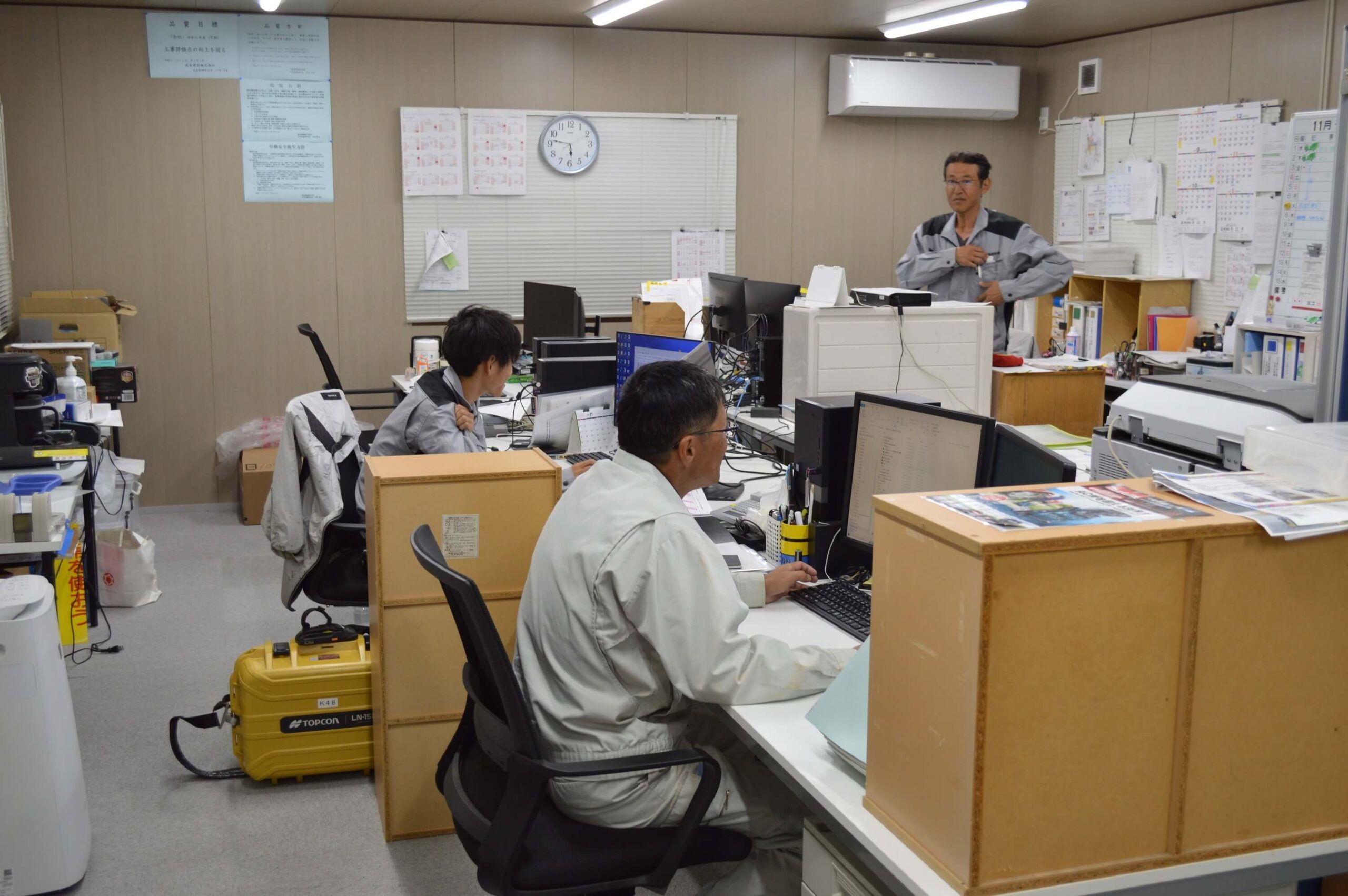 明日の打合せ・勤務修了の写真