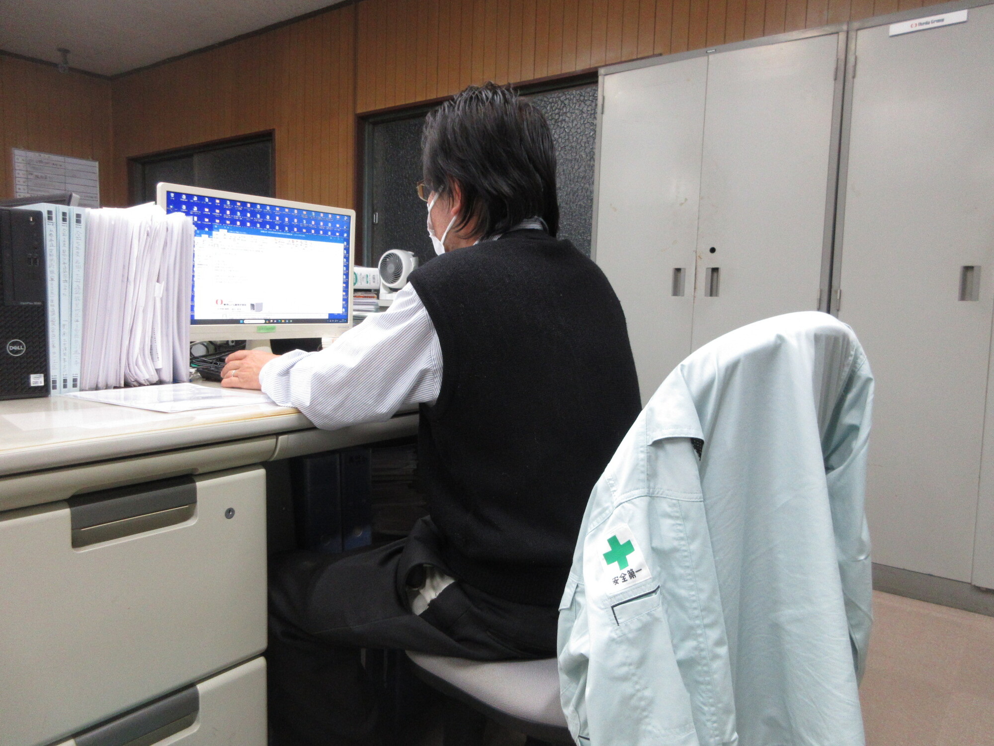 帰社、日報作成、業務報告の写真