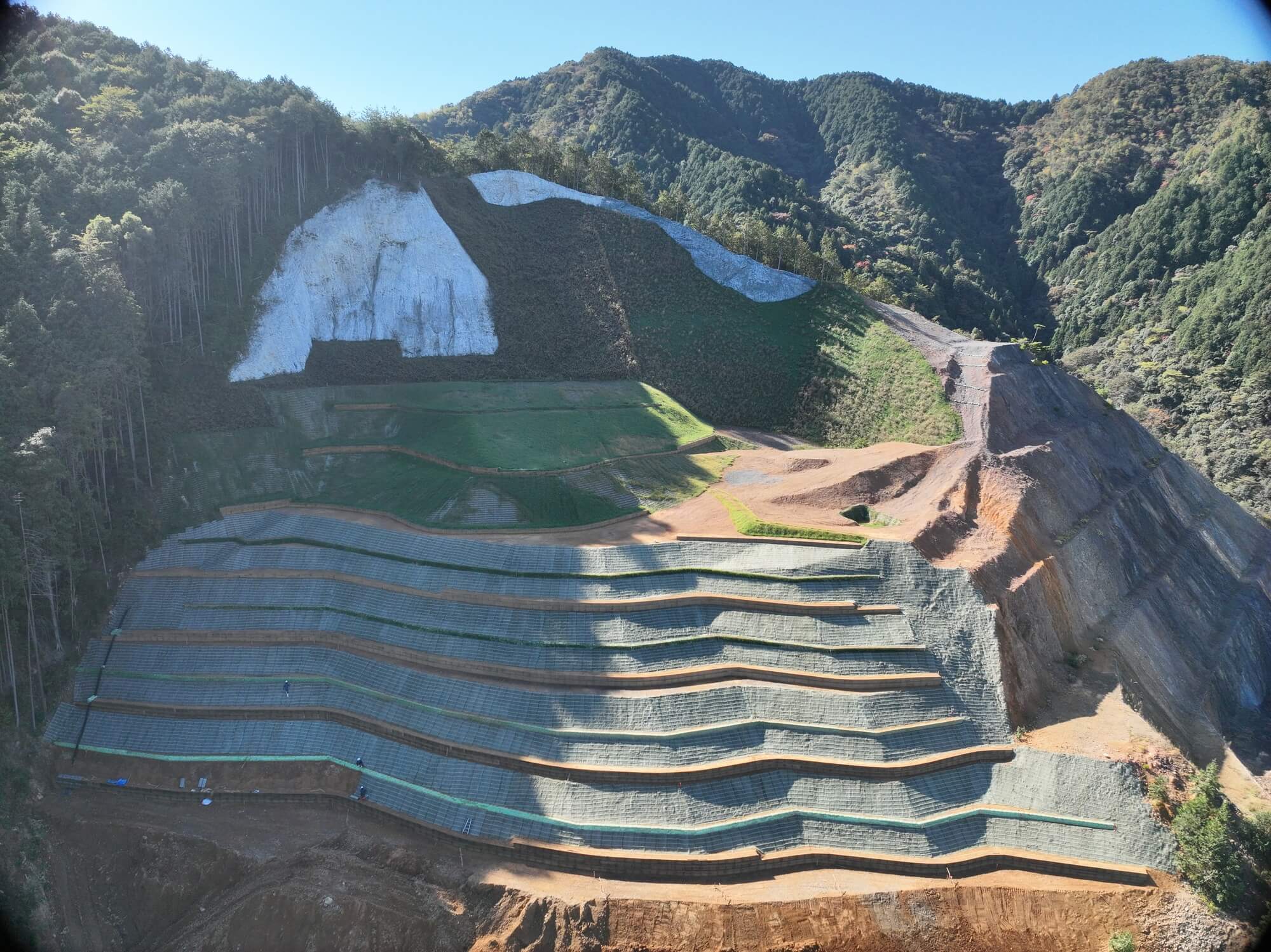 古屋山腹工事の写真
