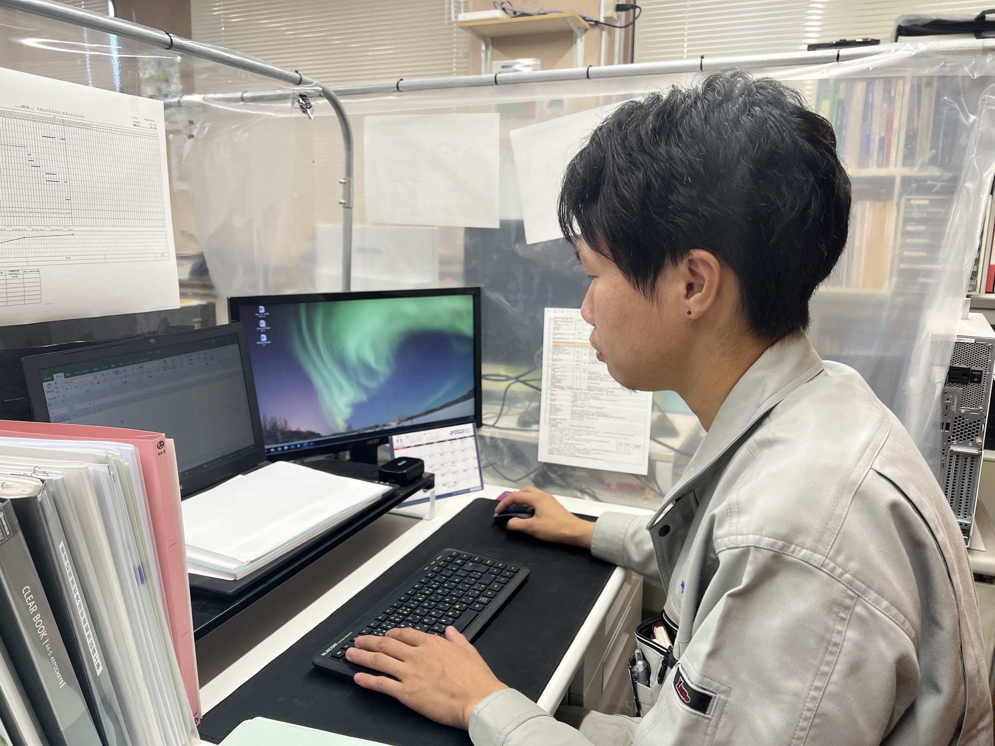 現場終了・事務作業・退社の写真