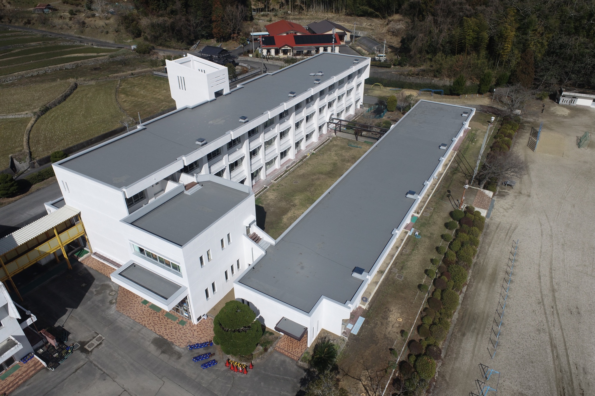 高水小学校普通・特別教室棟（No.10,16,17）外壁及び防水改修工事の写真