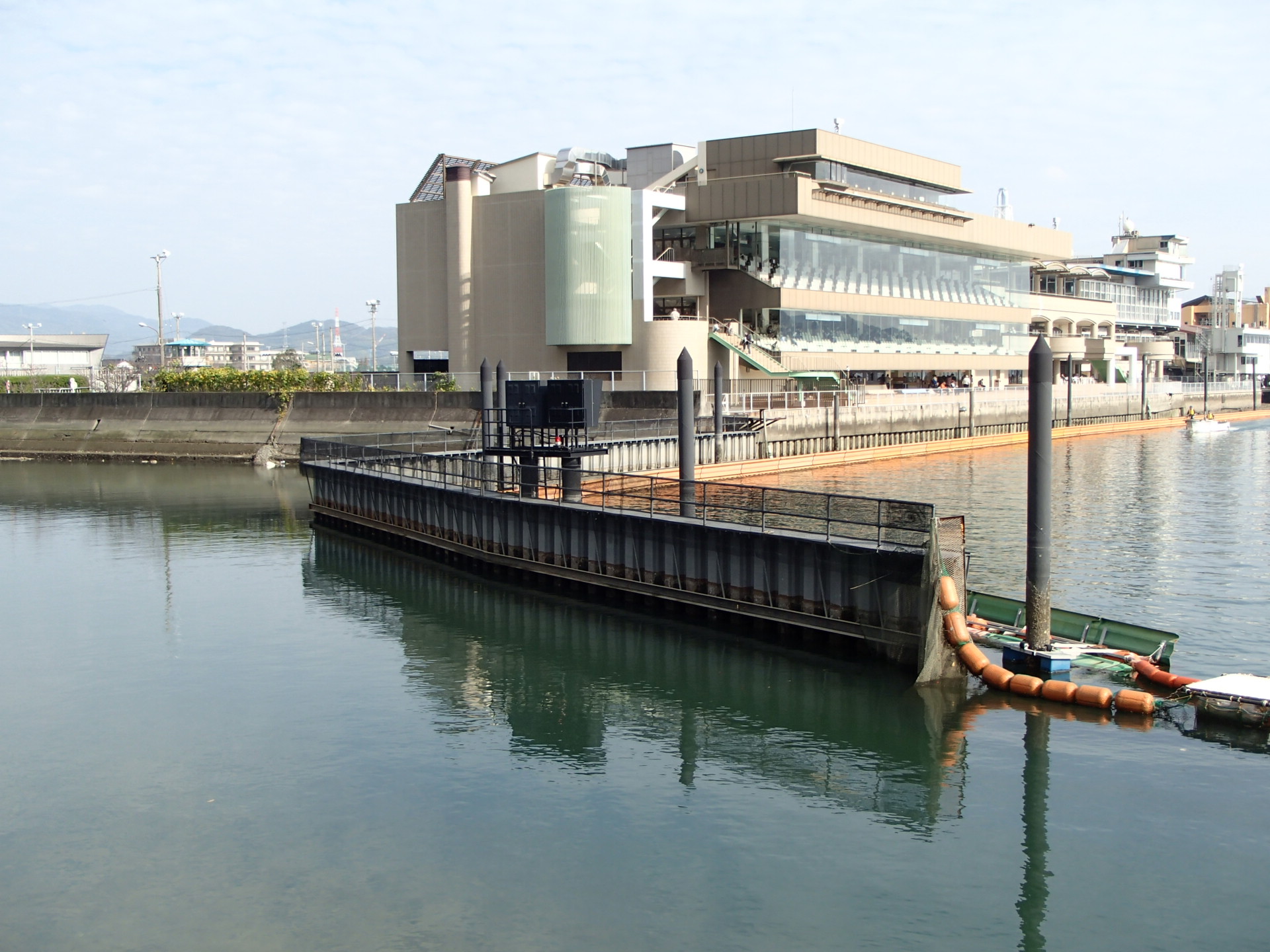 競艇場競走水面内鋼矢板改修工事の写真