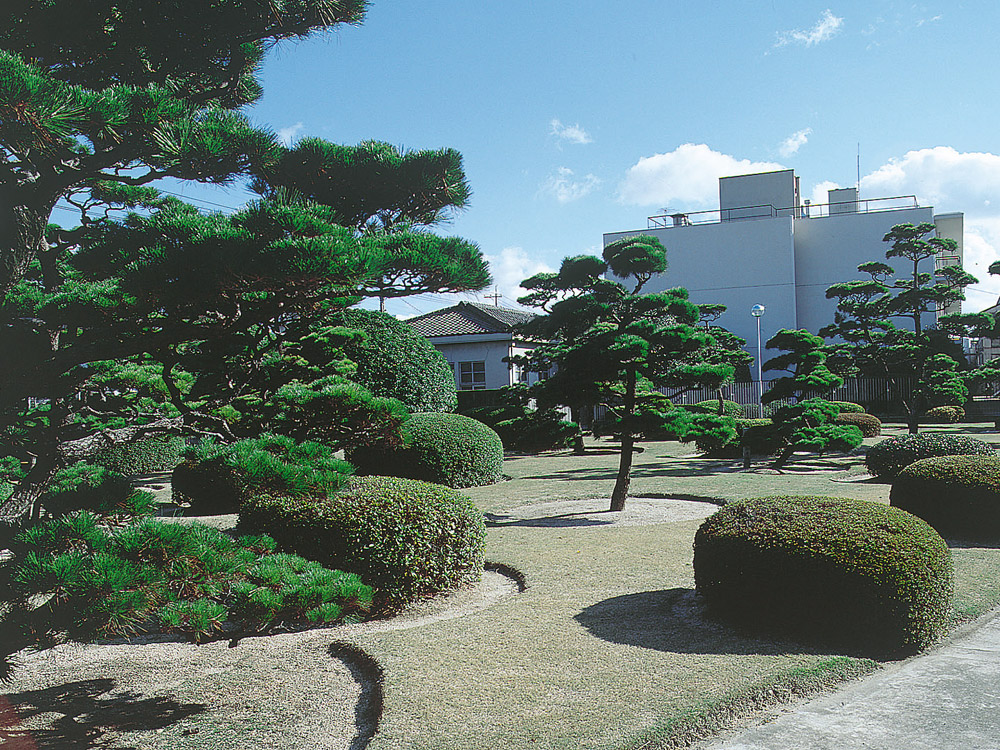 株式会社トクヤマ正門前庭の写真