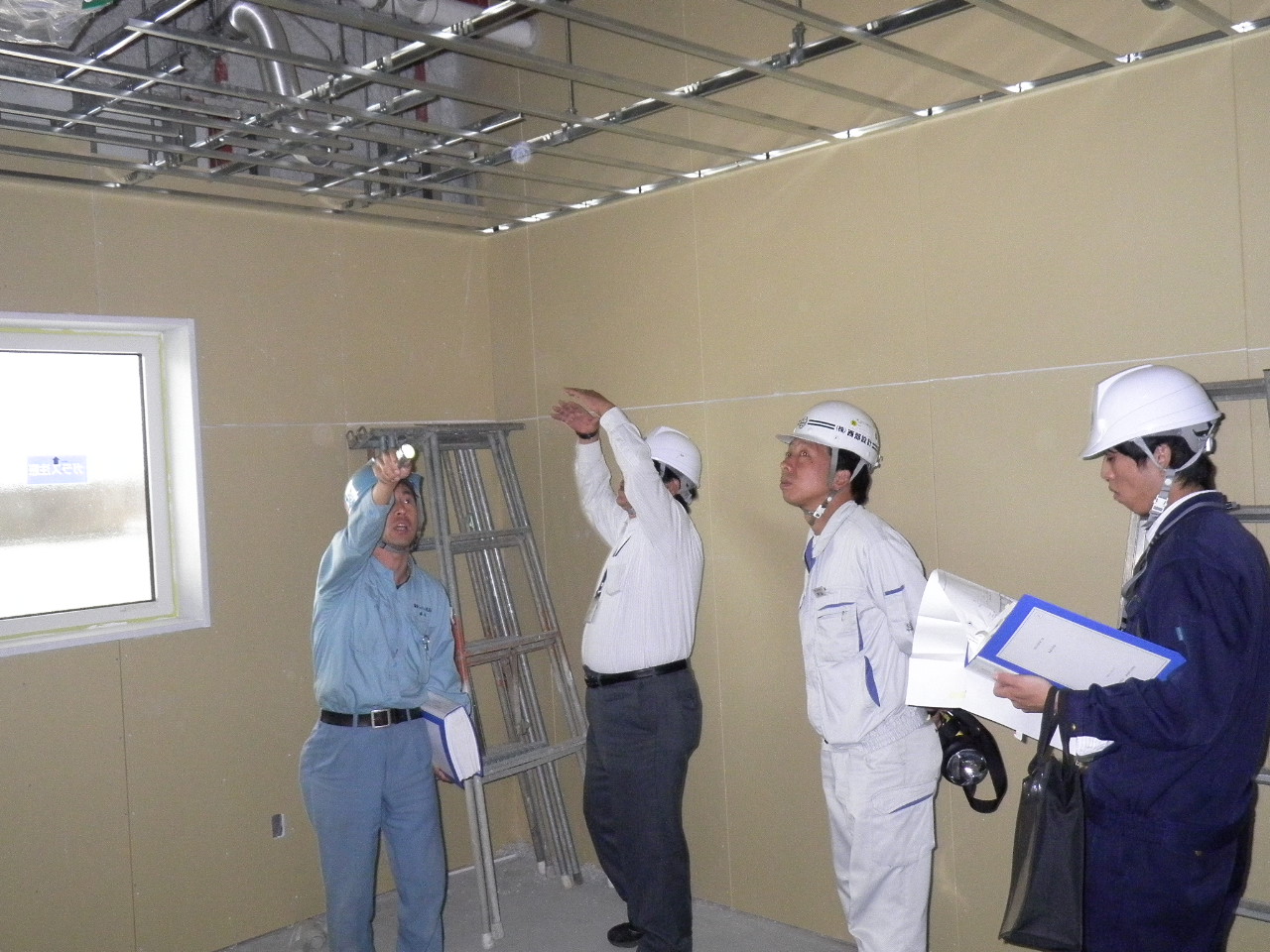 作業終了後 関係者打合せの写真