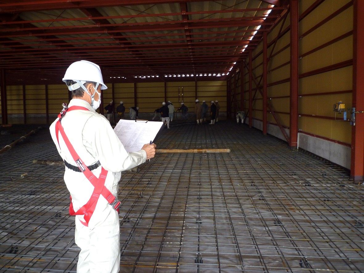 現場巡回、指示出しの写真