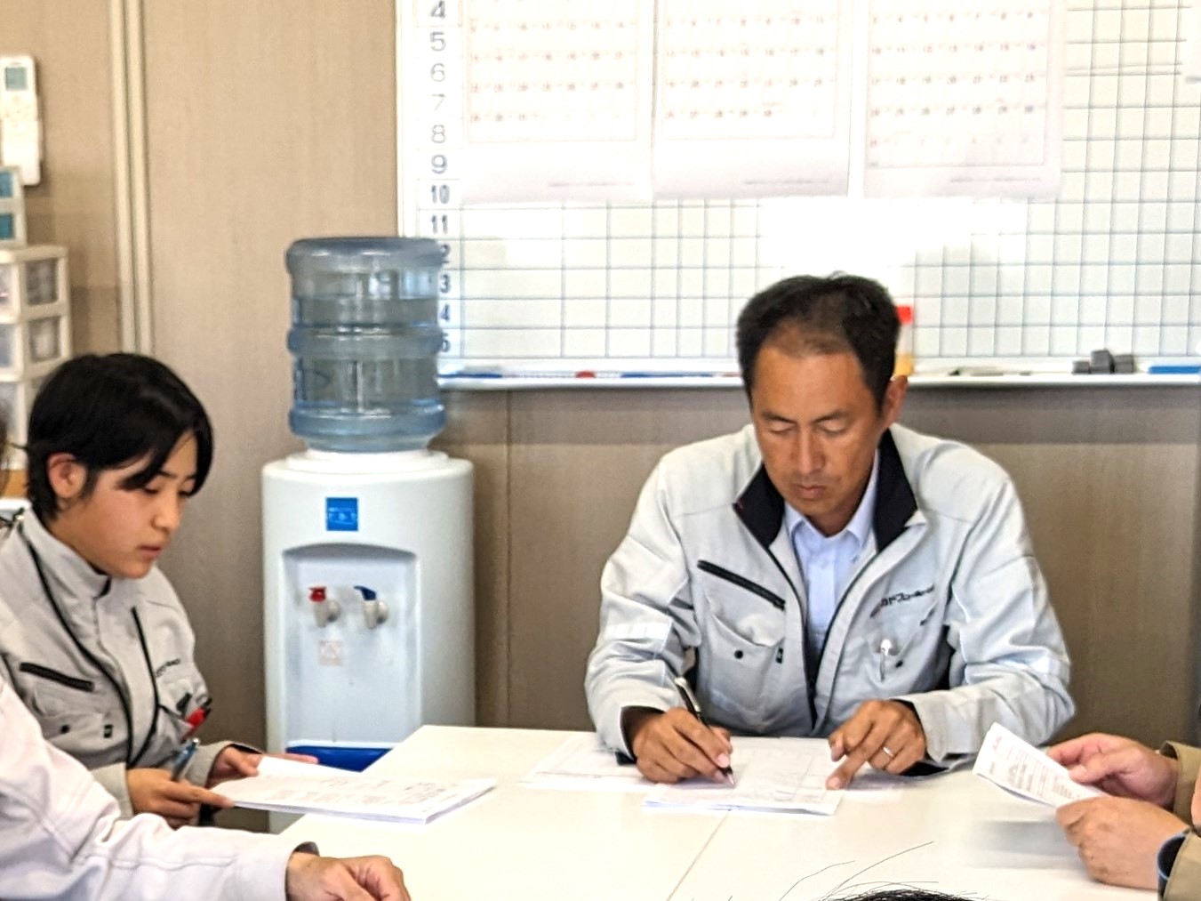 打ち合わせ、指示出しの写真