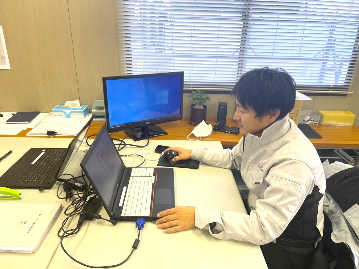 仮設事務所での事務作業、退勤の写真