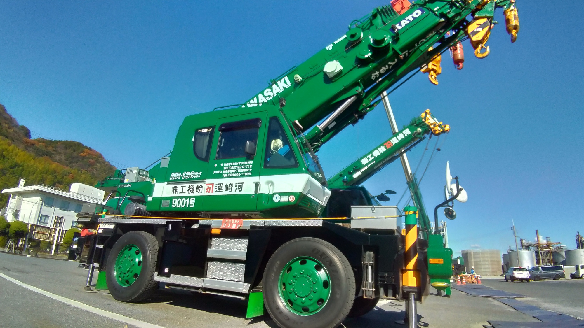 クレーン車の運転操作の写真