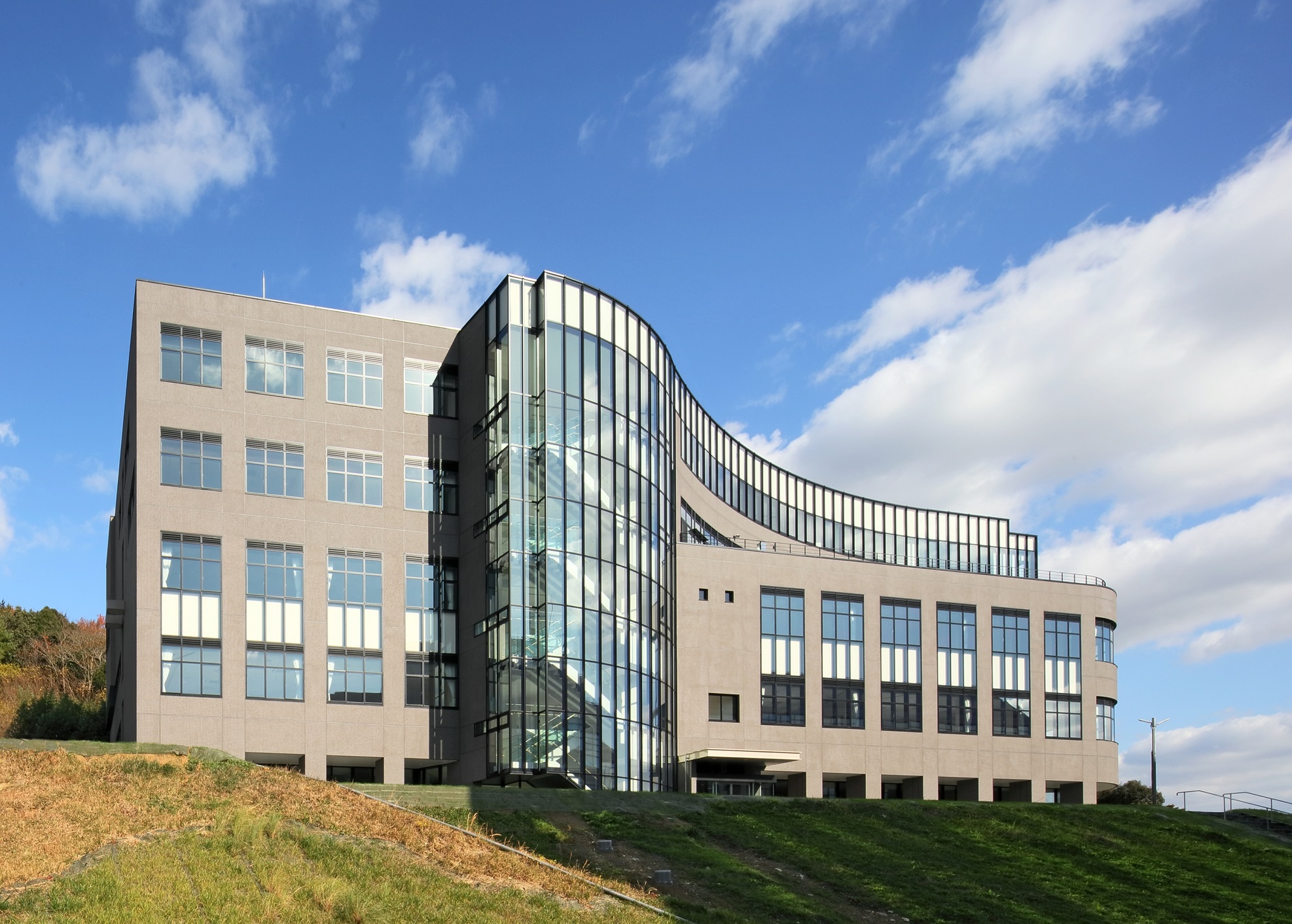 山口県立大学 学部共通棟の写真