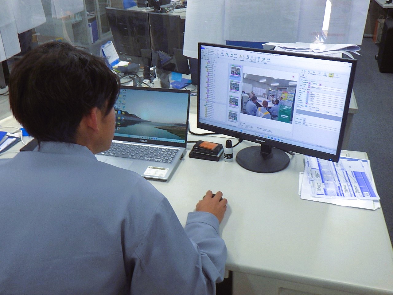 書類整理、退勤の写真