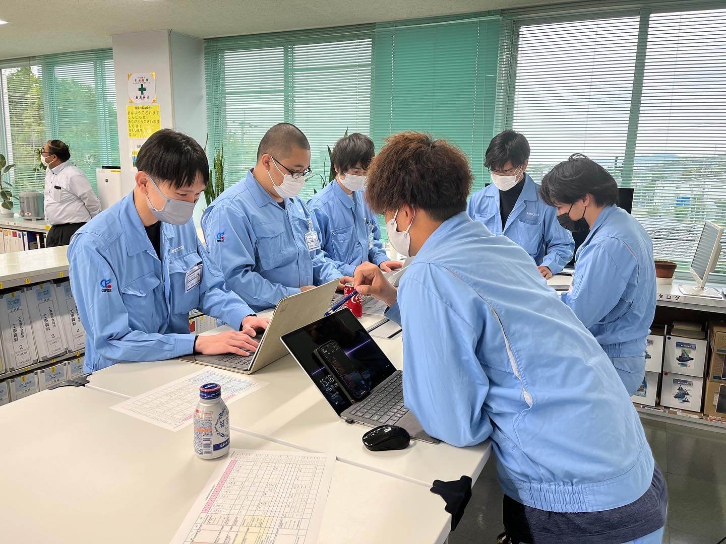 翌日の予定を協力会社の方と打ち合わせの写真