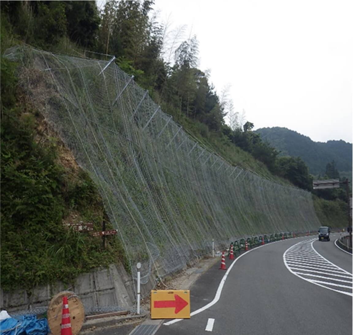 落石防止網工の写真