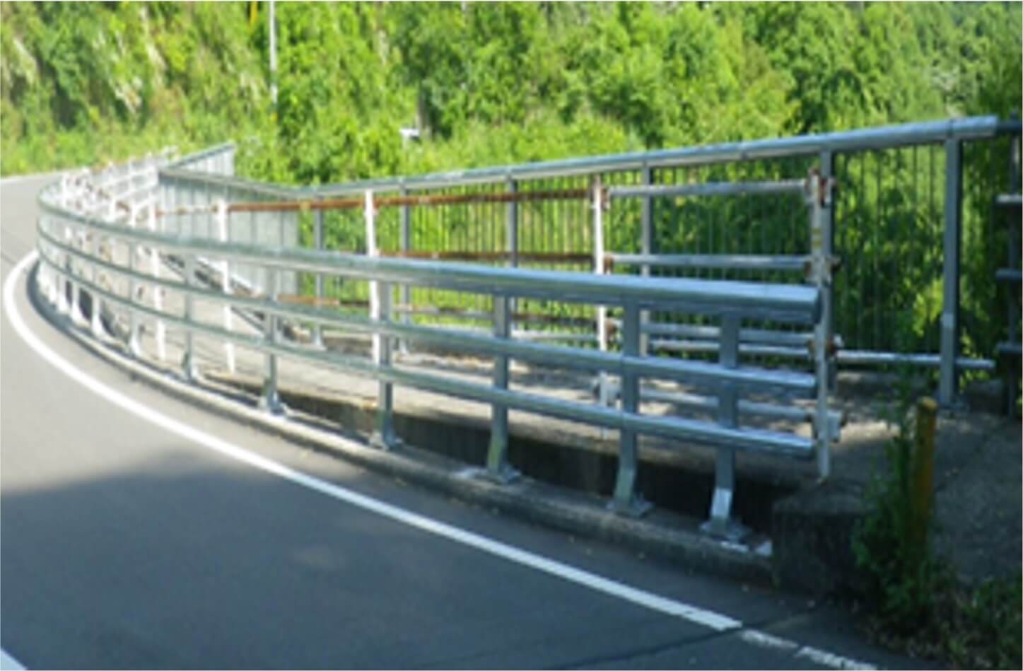 防護柵工（高欄設置工）の写真