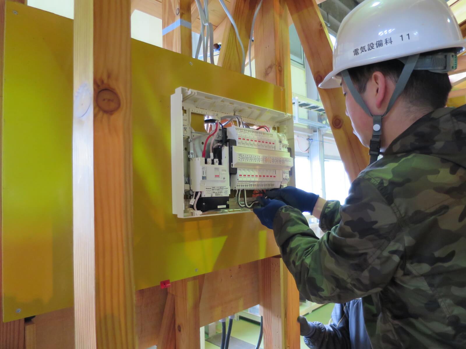 屋内の電気配線、CADによる配線図の作成など、電気を扱うための必要な技術を学びます。の写真
