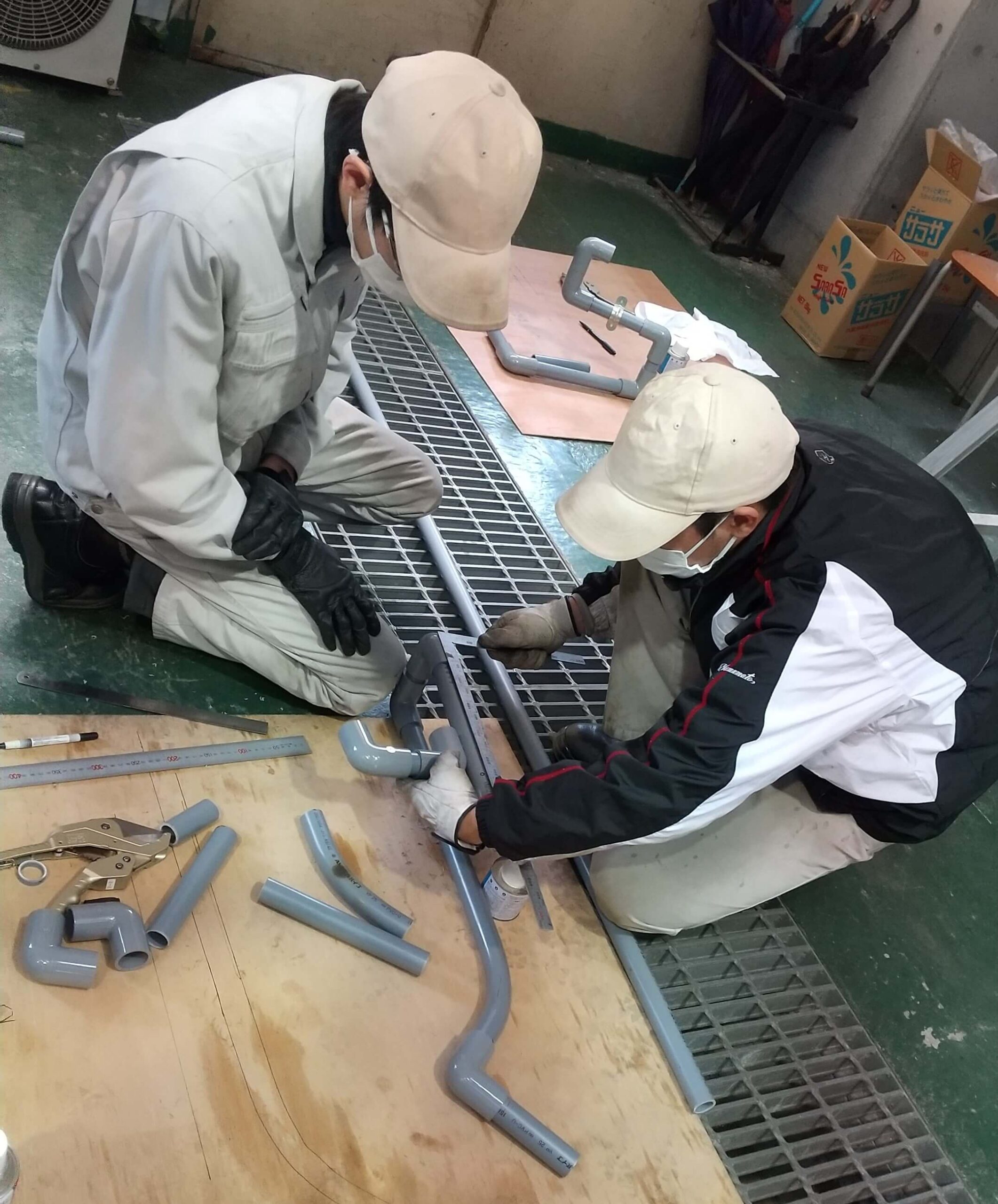 配管実習の様子の写真