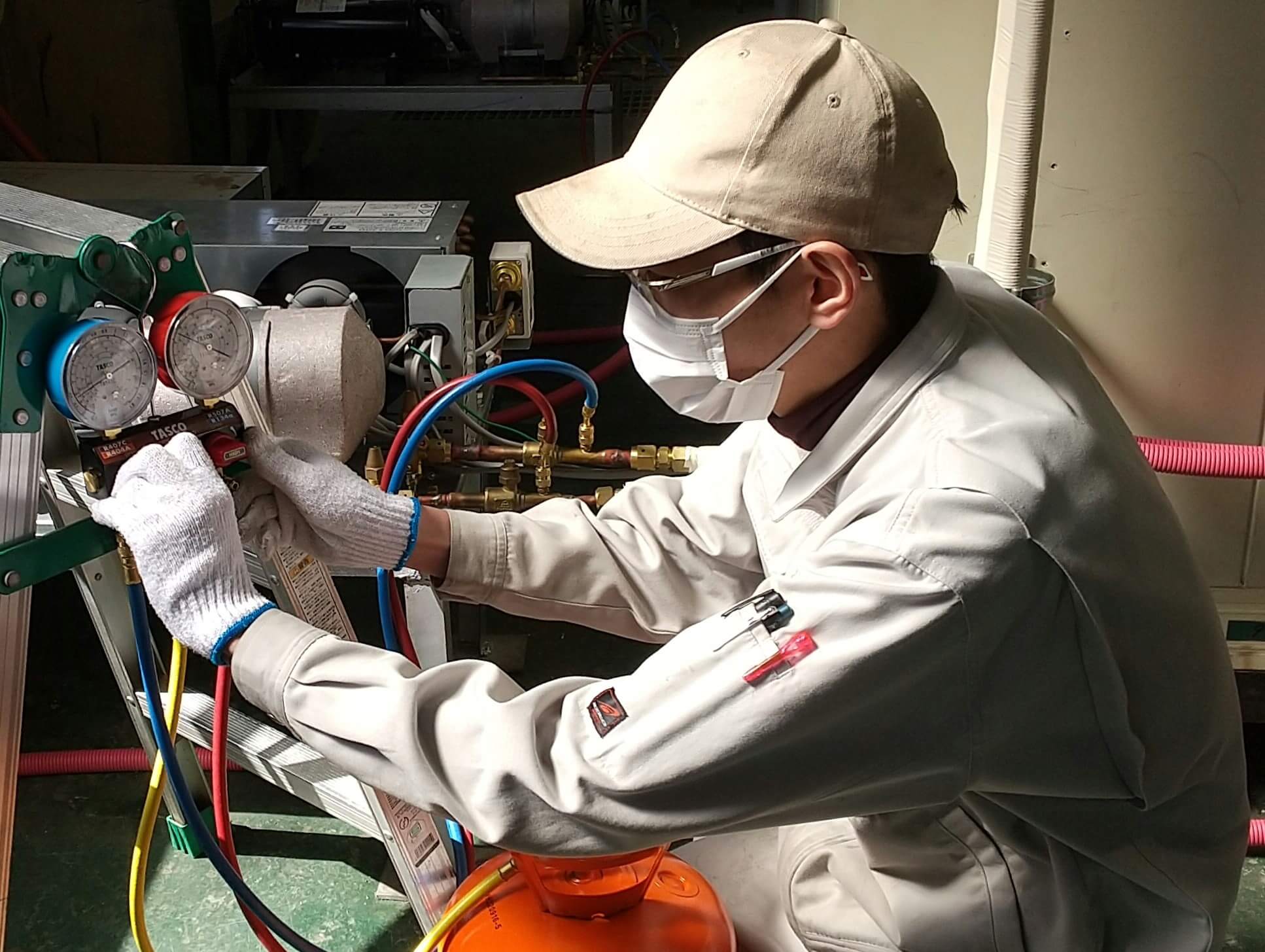 冷凍装置据付実習の様子の写真