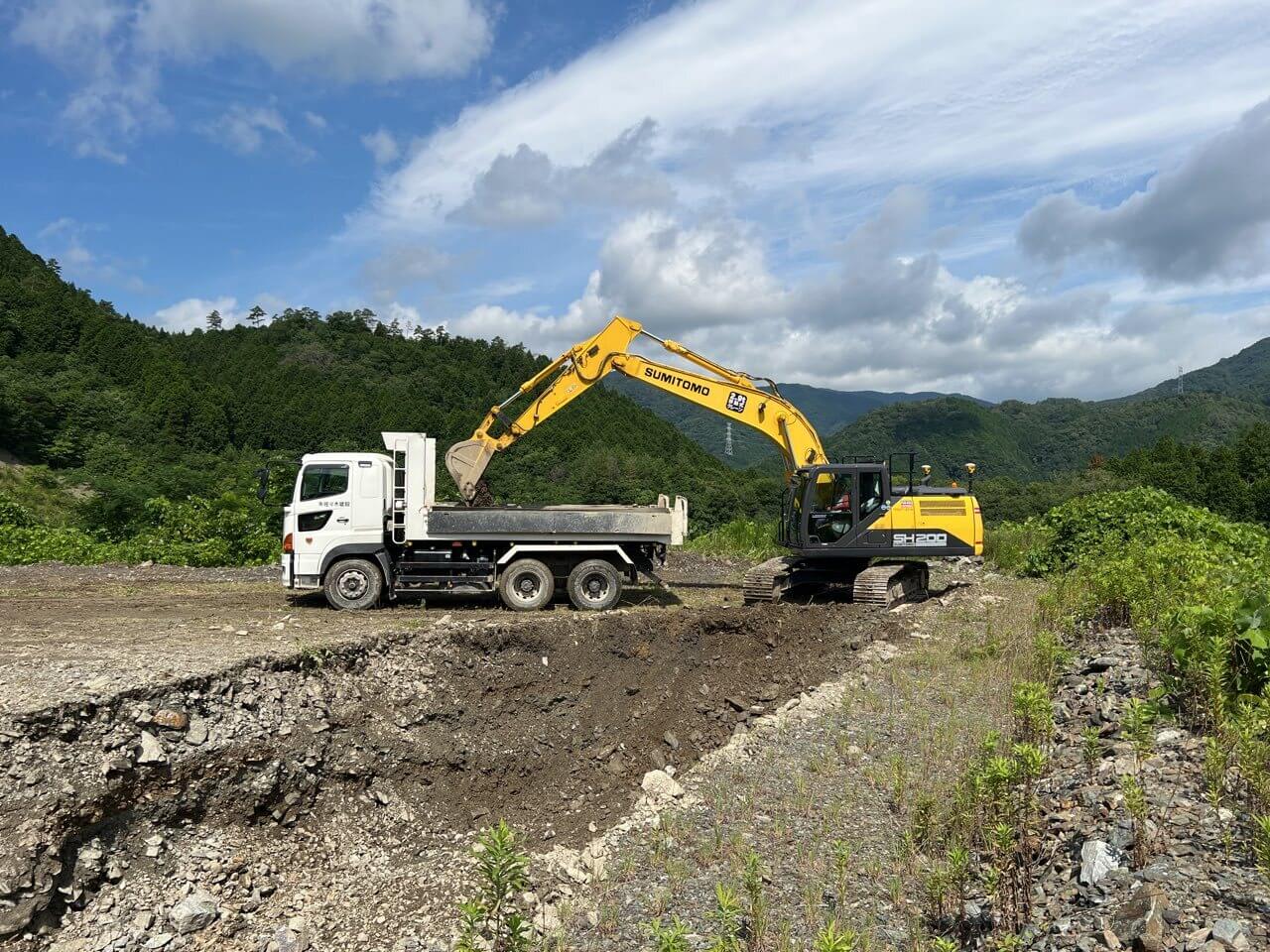 現場での作業の写真