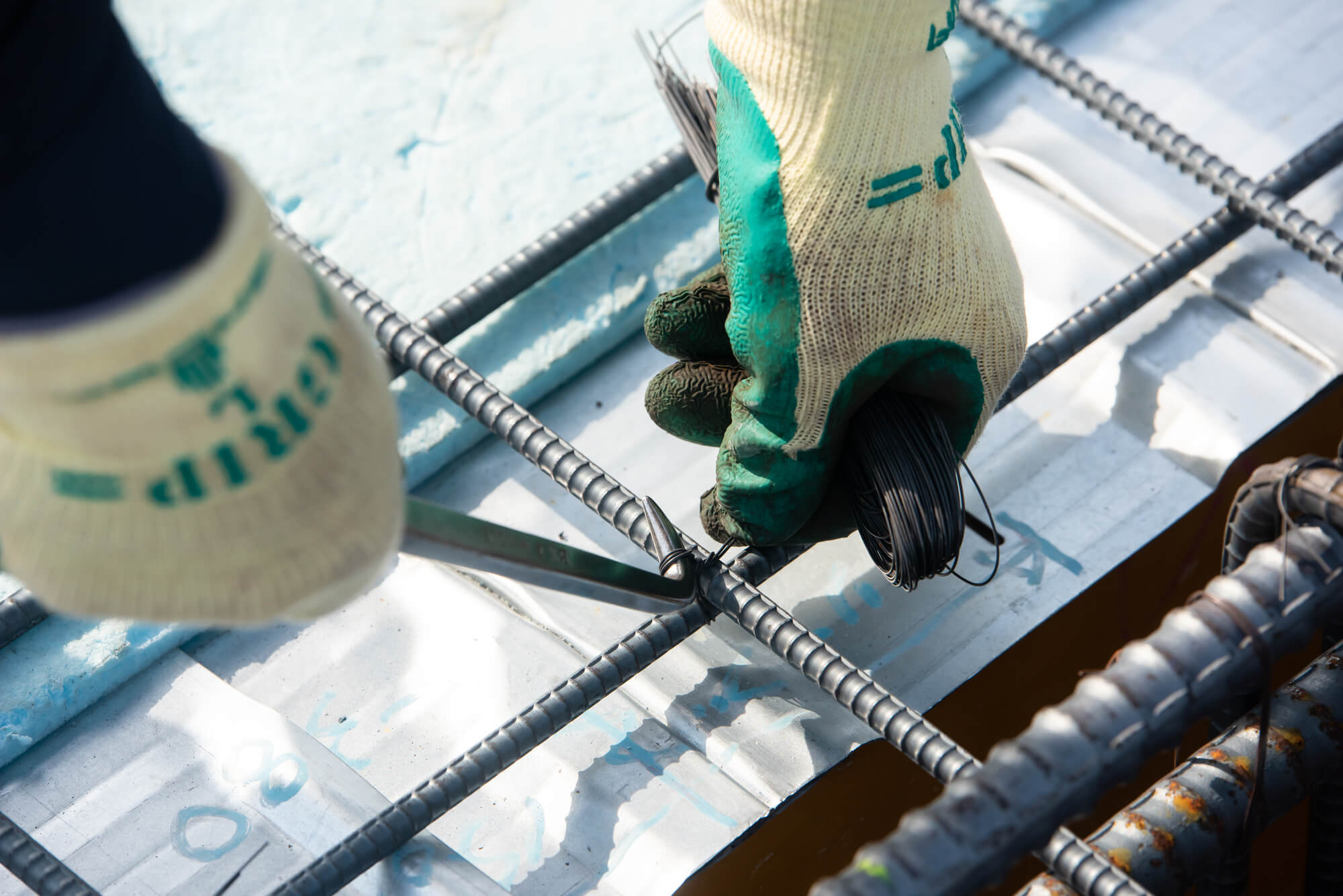 鉄筋組立て作業の写真