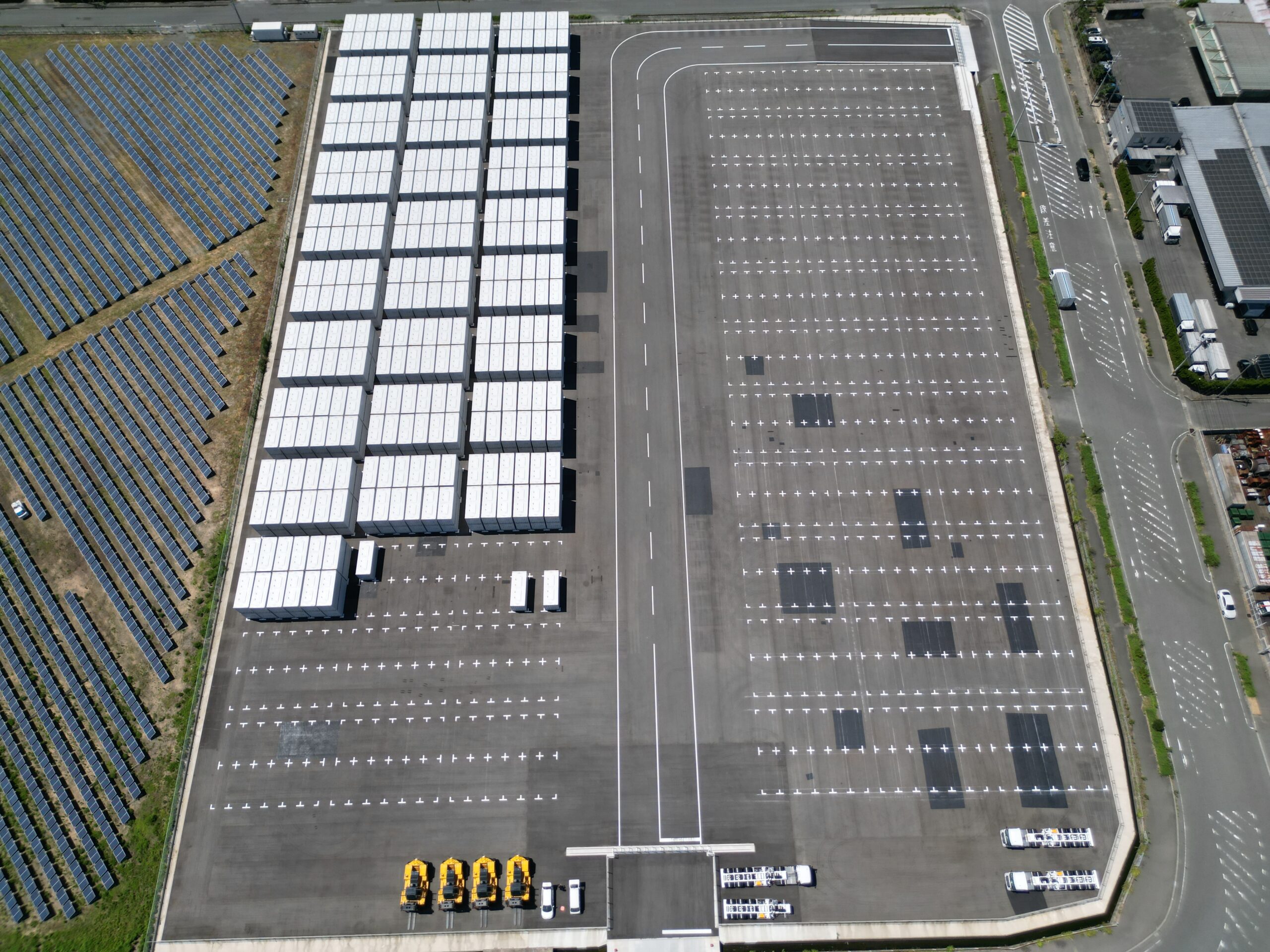 下関市長府扇町コンテナヤード　区画線工事の写真