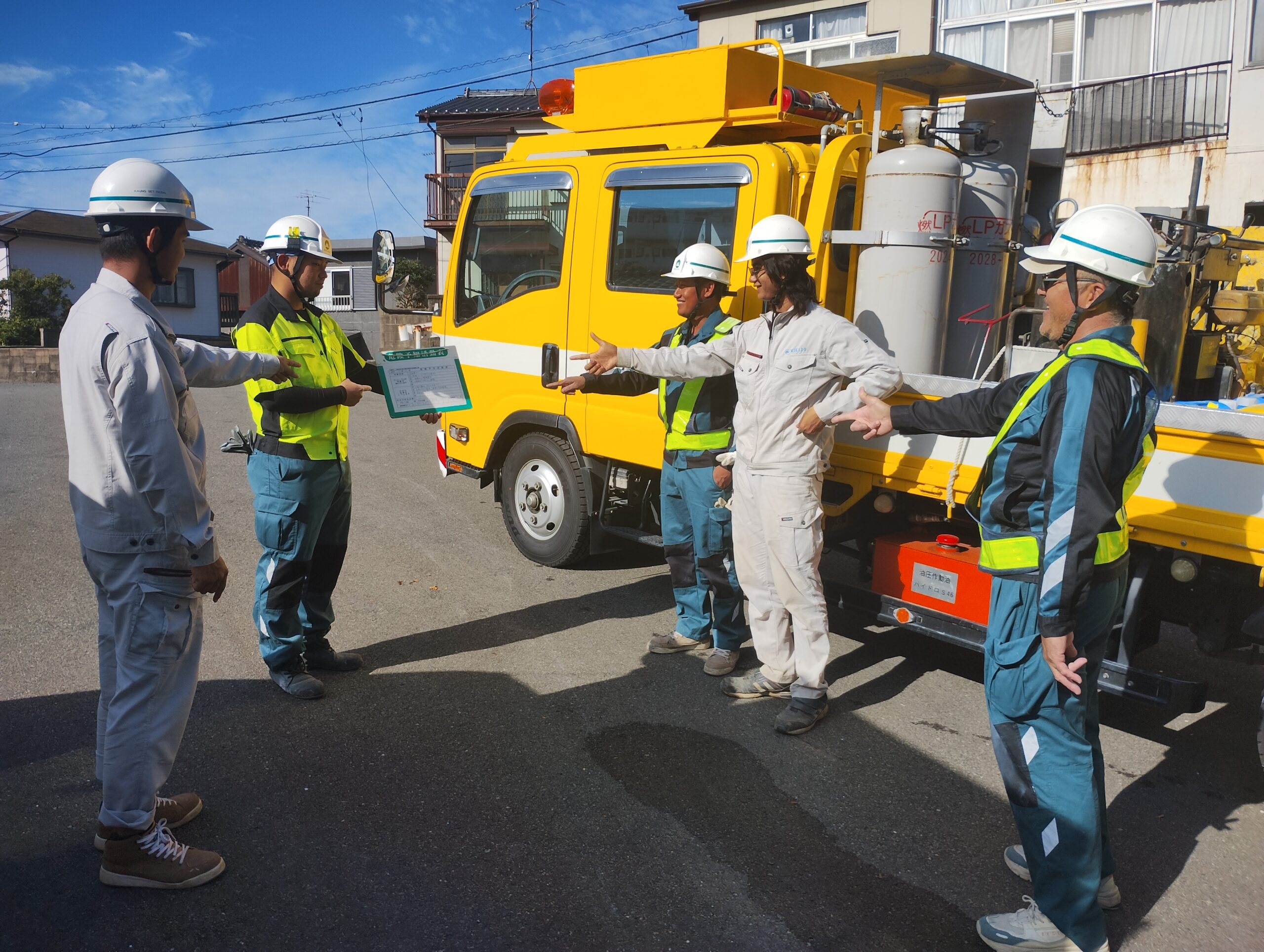 工事現場でのミーティングの写真