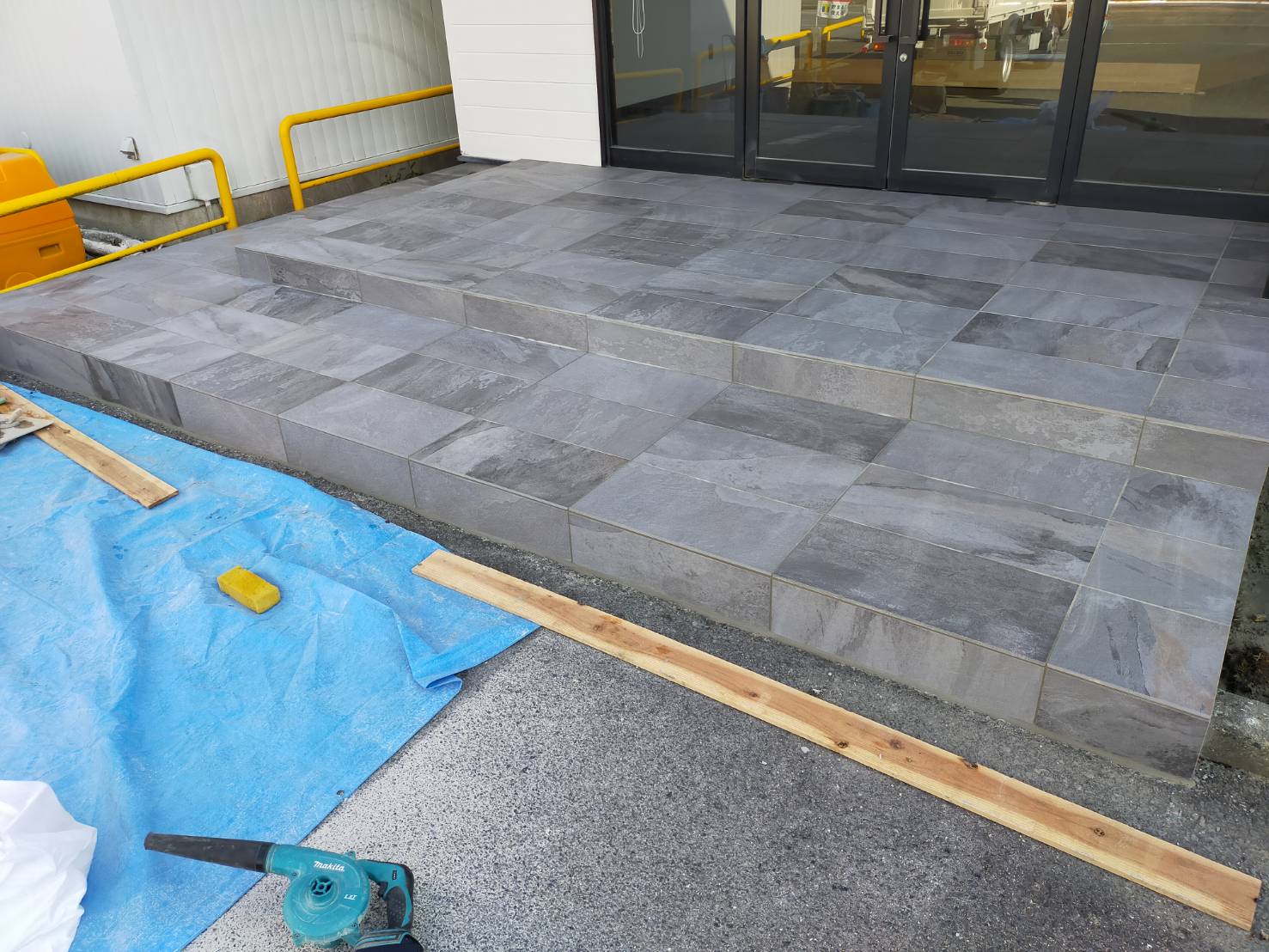 【タイル工事】<br>店舗入り口タイル張りの写真