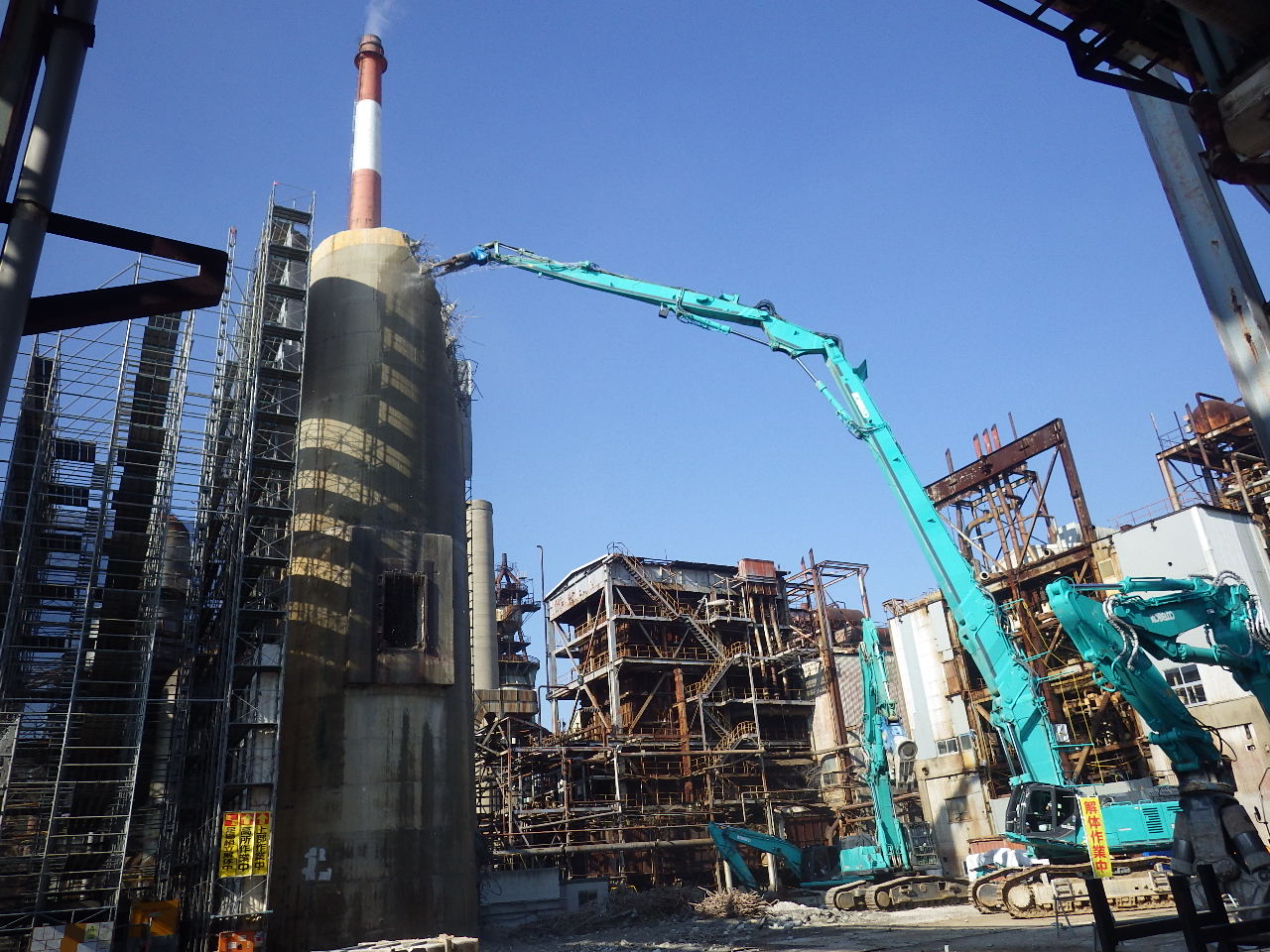 発電所休廃止設備の撤去　11B煙突解体工事の写真